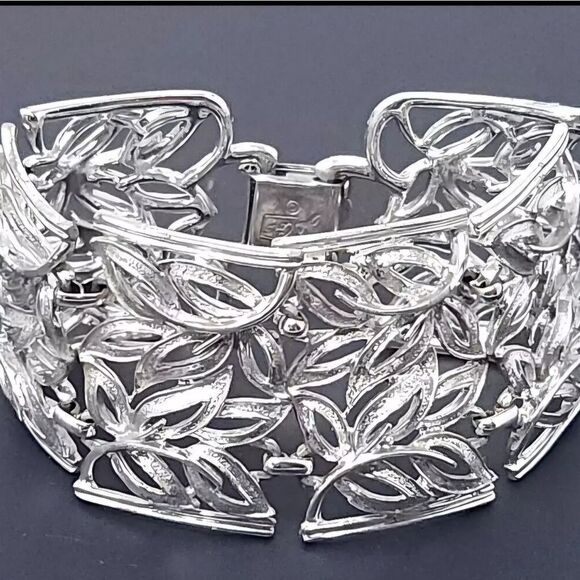 Coro Silver Leaf Bracelet - Picture 4 of 6